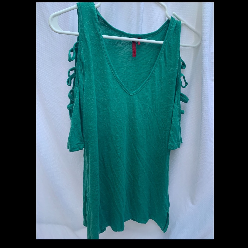 Love Scarlett  ladder shouldgreen blouse sizeM new